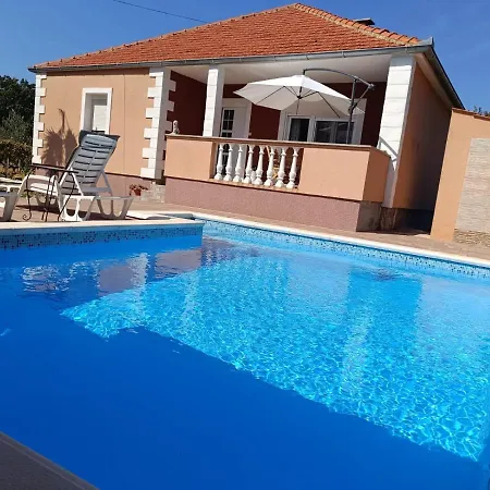Holiday Merie With Pool Holiday home Benkovac